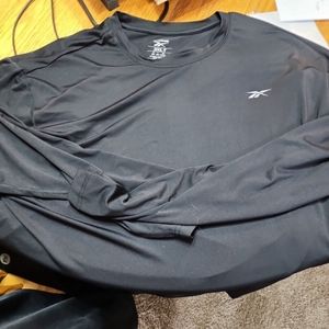 Men's long sleeved athletic shirt